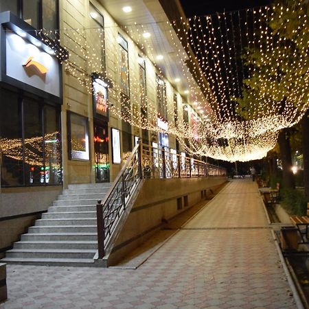 Yellow Apartment In The Center Of Bischkek Exterior foto