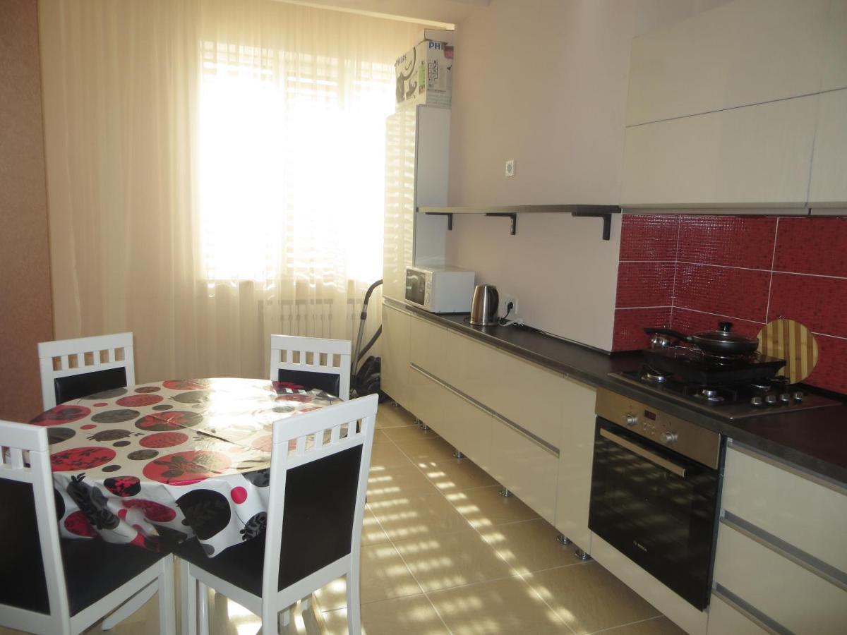 Yellow Apartment In The Center Of Bischkek Exterior foto