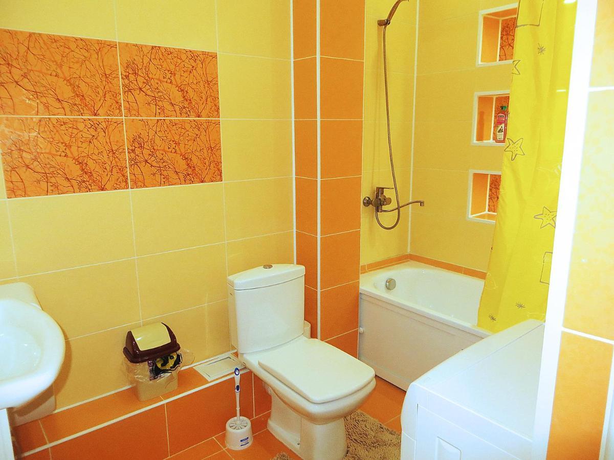 Yellow Apartment In The Center Of Bischkek Exterior foto