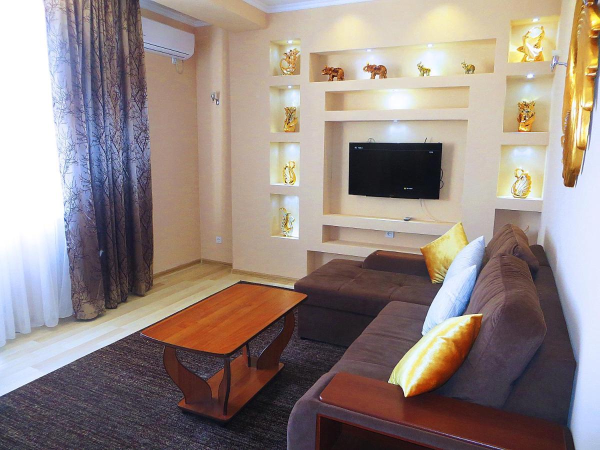 Yellow Apartment In The Center Of Bischkek Exterior foto