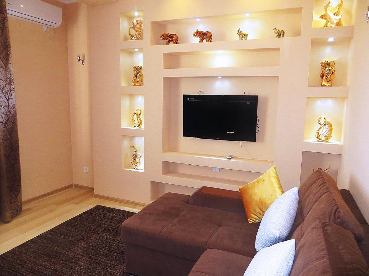 Yellow Apartment In The Center Of Bischkek Exterior foto