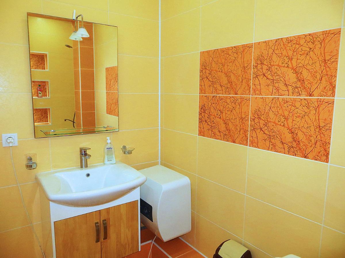 Yellow Apartment In The Center Of Bischkek Exterior foto