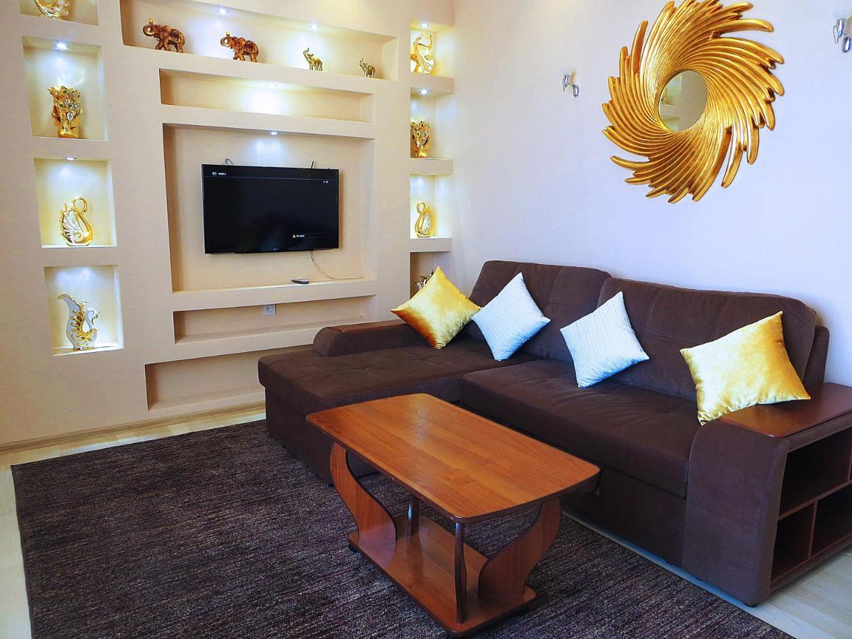 Yellow Apartment In The Center Of Bischkek Exterior foto
